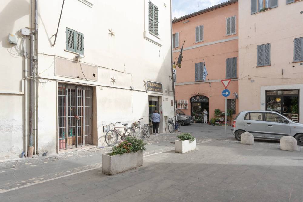 locale commerciale in affitto a Foligno