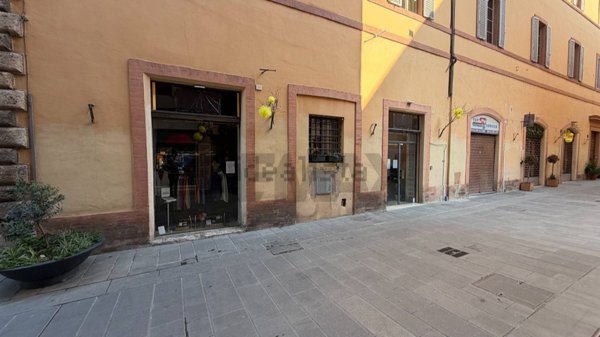 locale commerciale in affitto a Foligno