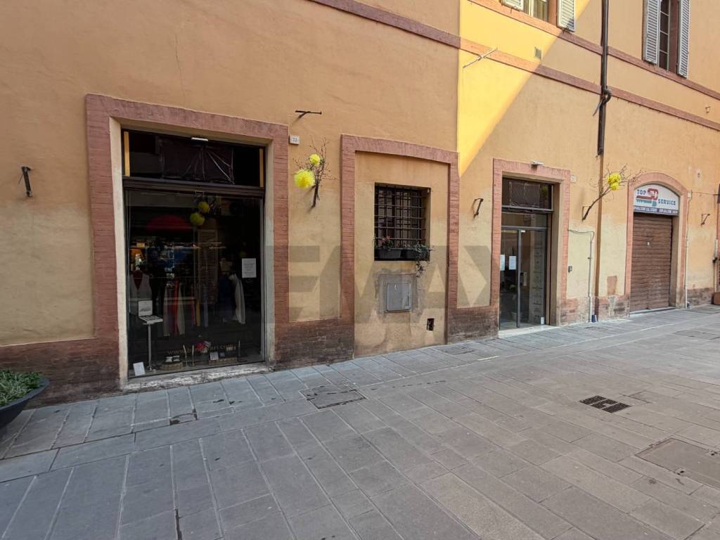 negozio in affitto a Foligno
