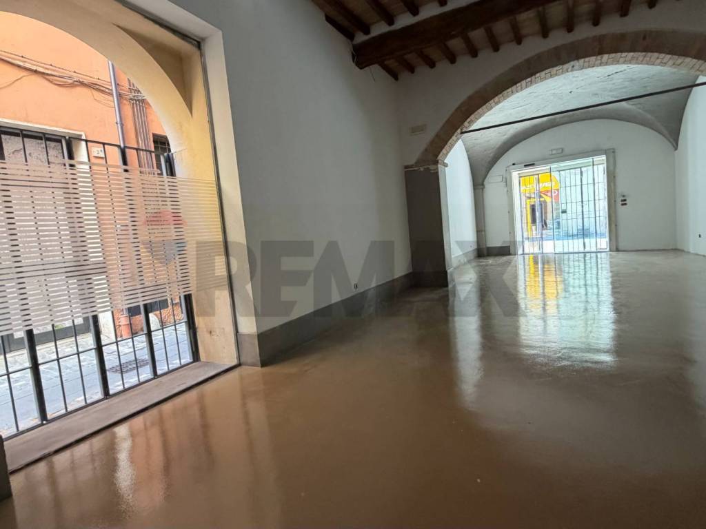 negozio in affitto a Foligno
