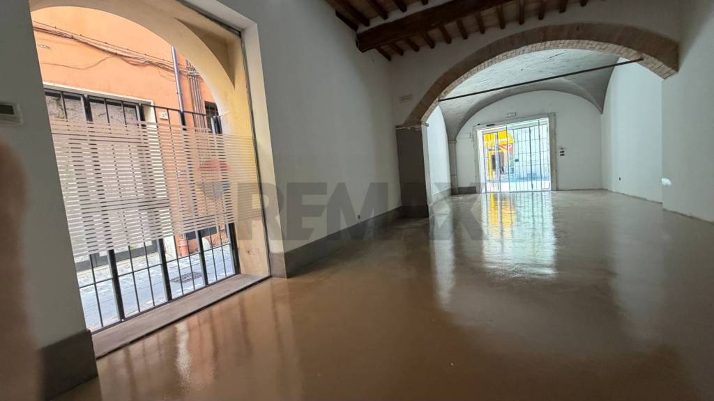 negozio in affitto a Foligno