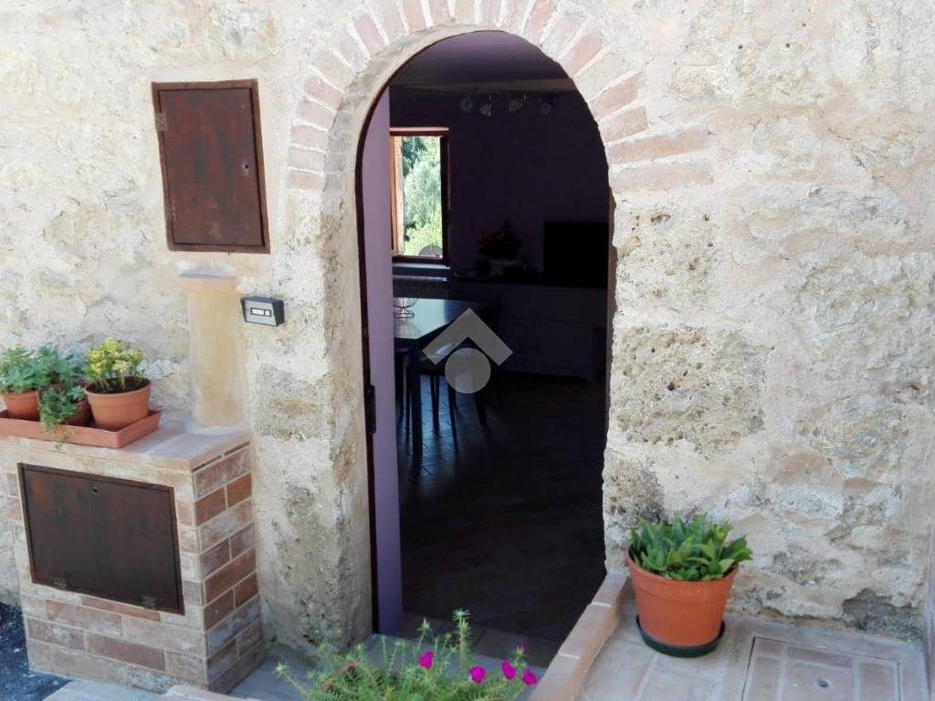 casa indipendente in affitto a Foligno in zona Leggiana