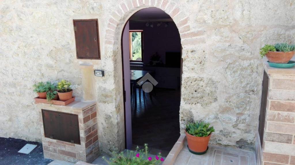 casa indipendente in affitto a Foligno in zona Leggiana