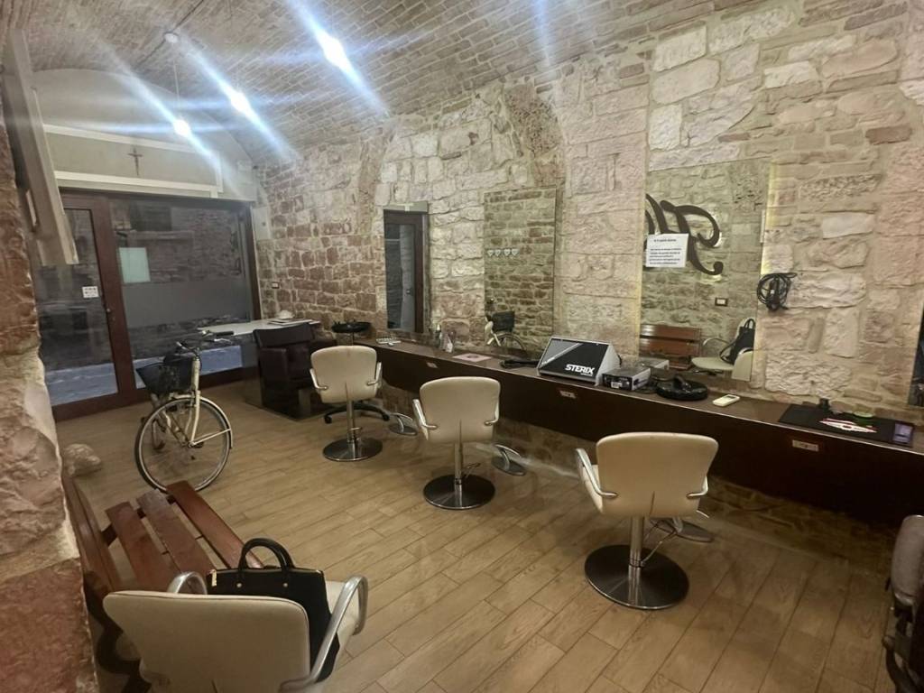 negozio in affitto a Foligno