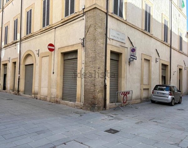 locale commerciale in affitto a Foligno