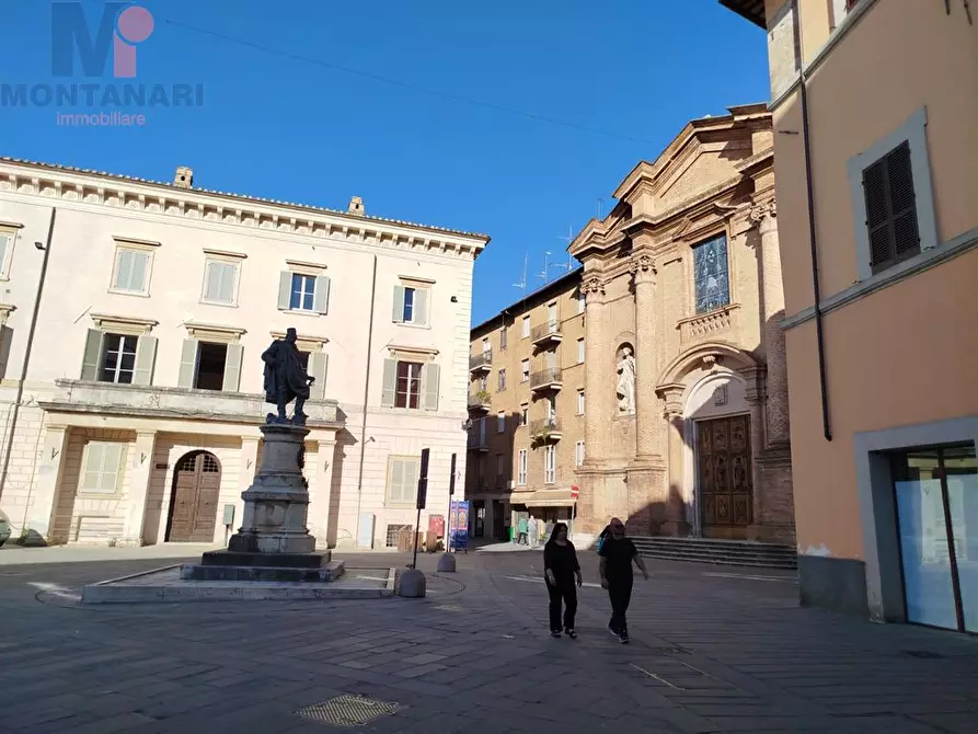 locale commerciale in affitto a Foligno