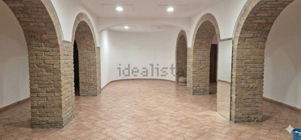 locale commerciale in affitto a Foligno