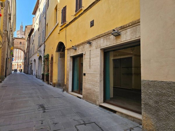 negozio in affitto a Foligno in zona Montarone