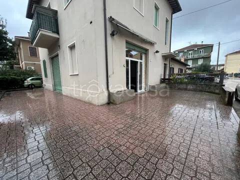 negozio in affitto a Foligno