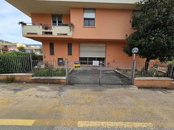 negozio in affitto a Foligno in zona Sterpete