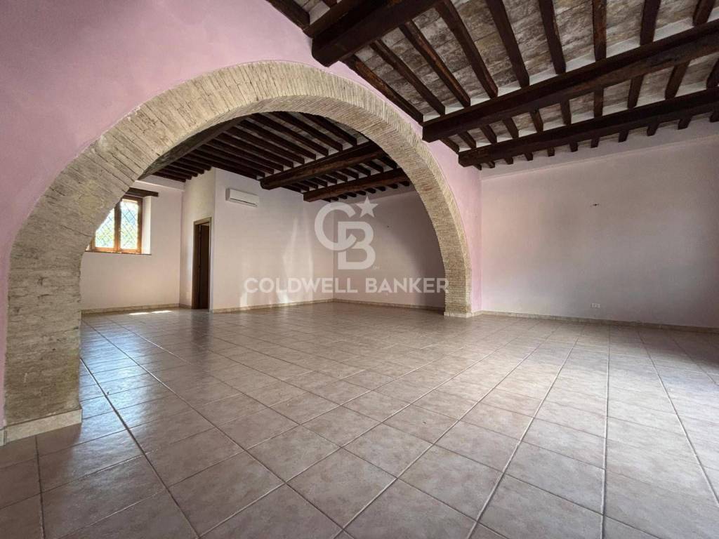 locale commerciale in affitto a Foligno in zona Altolina