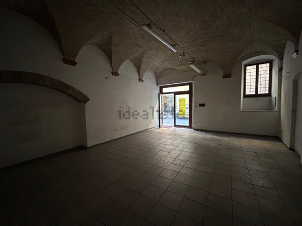 locale commerciale in affitto a Foligno