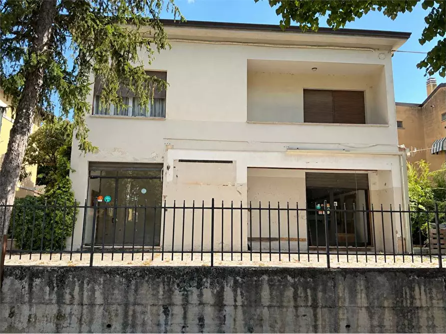 locale commerciale in affitto a Foligno