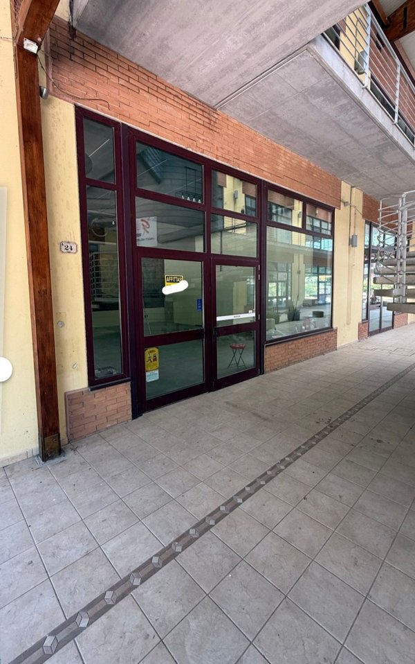 locale commerciale in affitto a Fossato di Vico