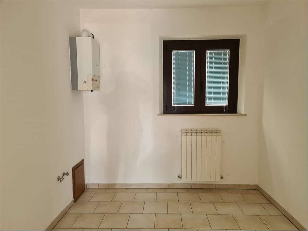negozio in affitto a Giano dell'Umbria in zona Bastardo