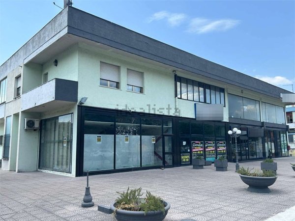 locale commerciale in affitto a Gualdo Tadino