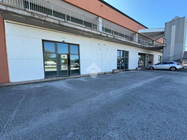 locale commerciale in affitto a Gualdo Tadino
