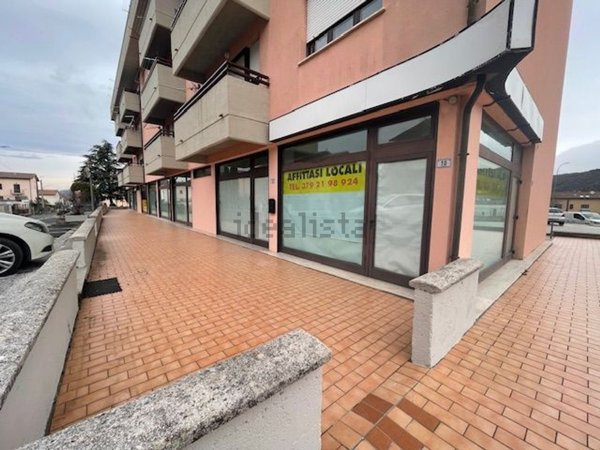 locale commerciale in affitto a Gualdo Tadino