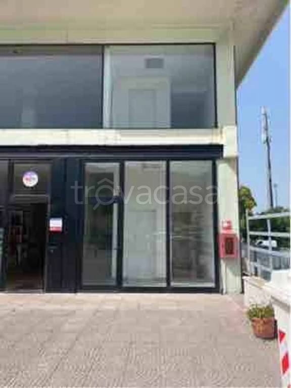 negozio in affitto a Gualdo Tadino in zona Casale
