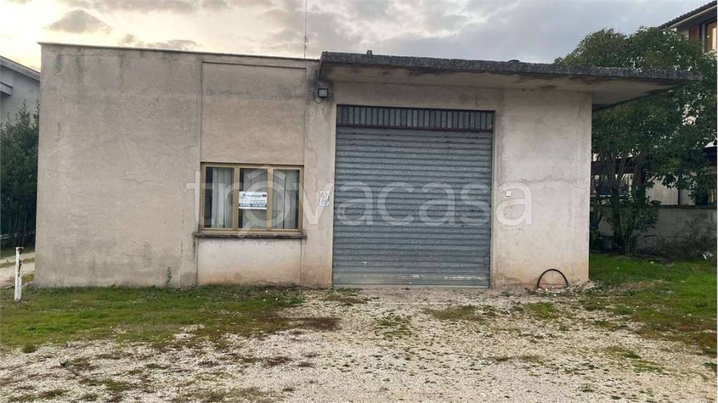 locale commerciale in affitto a Massa Martana