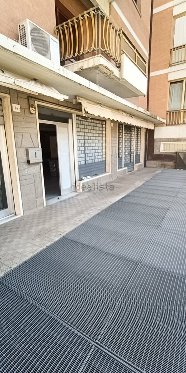 negozio in affitto a Perugia in zona Ferro di Cavallo