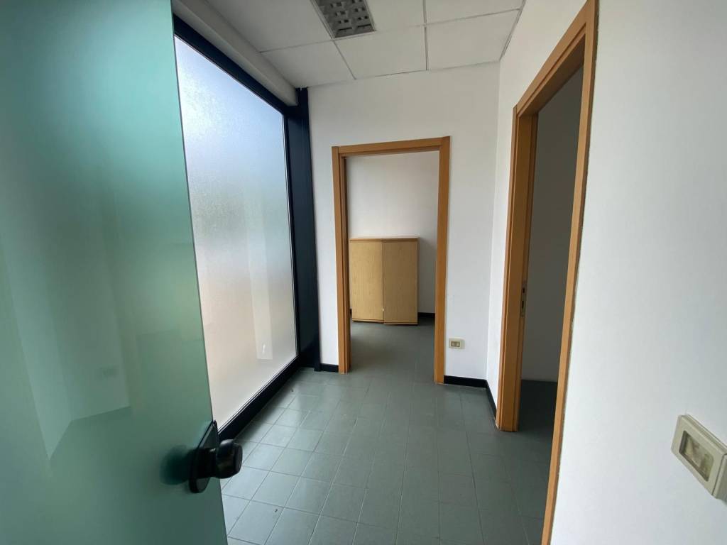 negozio in affitto a Perugia in zona Madonna Alta