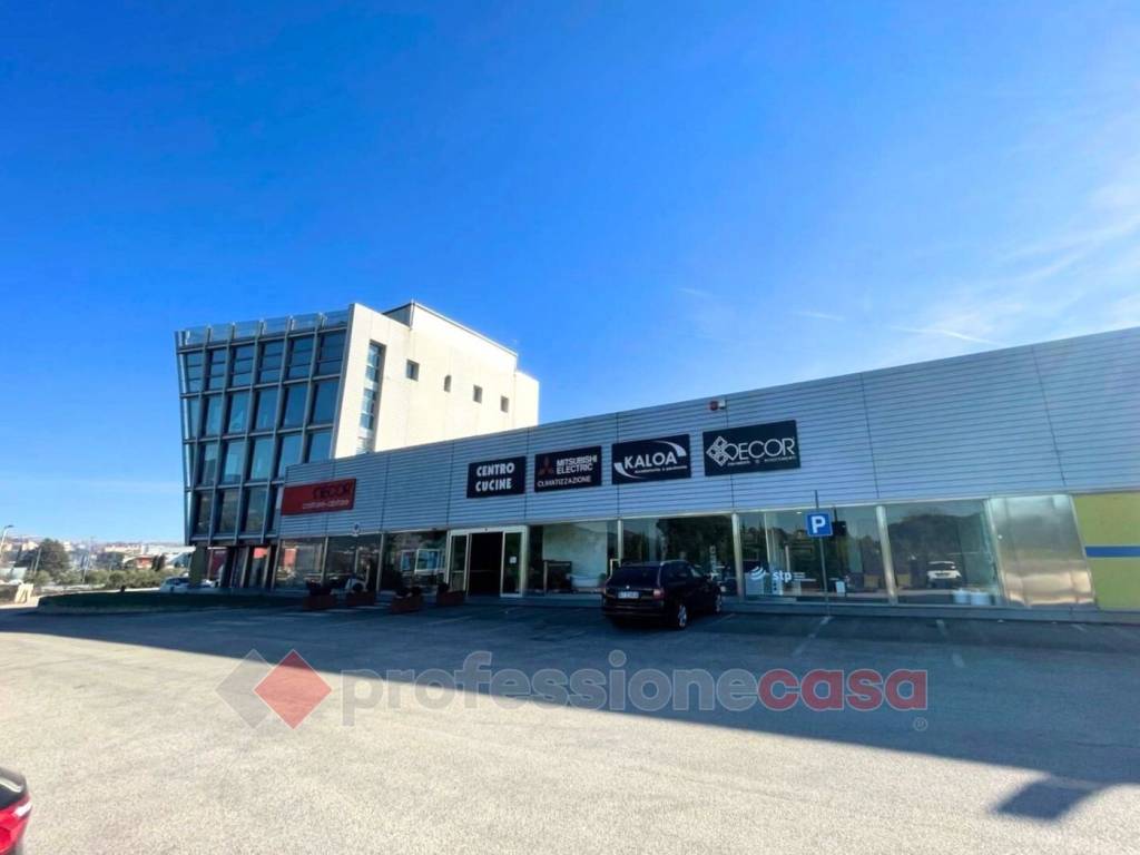 negozio in affitto a Perugia in zona Prepo