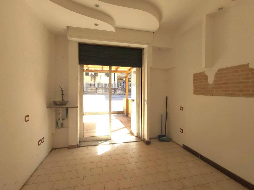 negozio in affitto a Perugia in zona Elce