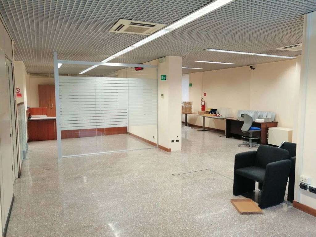 negozio in affitto a Perugia in zona Ferro di Cavallo
