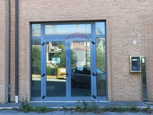 locale commerciale in affitto a Perugia in zona Pila
