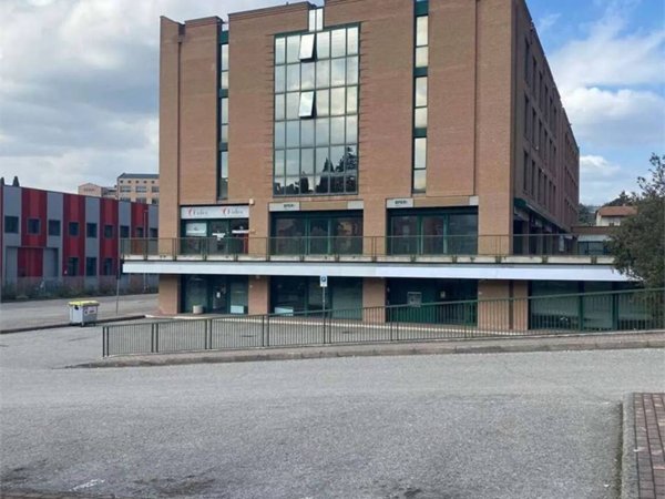 negozio in affitto a Perugia in zona Prepo