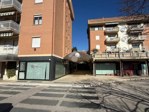 locale commerciale in affitto a Perugia in zona Santa Lucia