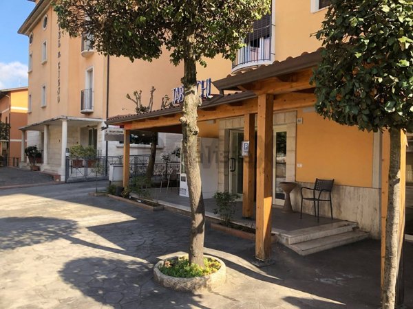 negozio in affitto a Perugia in zona Ferro di Cavallo