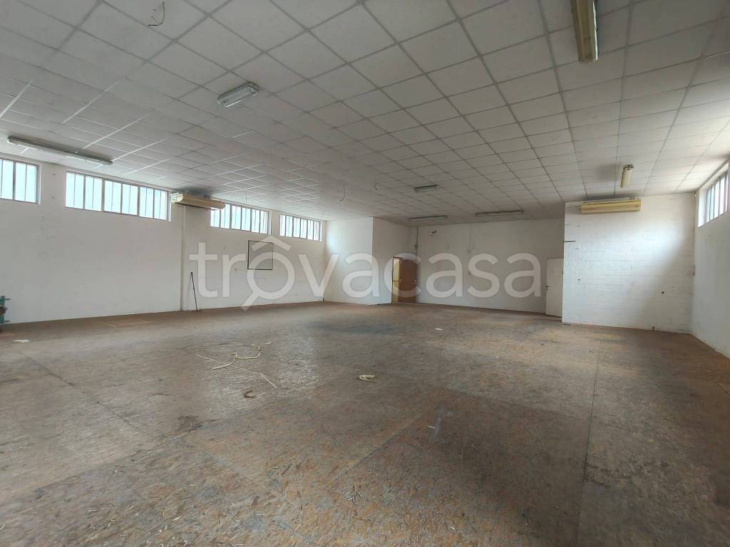 negozio in affitto a Perugia in zona Lacugnano