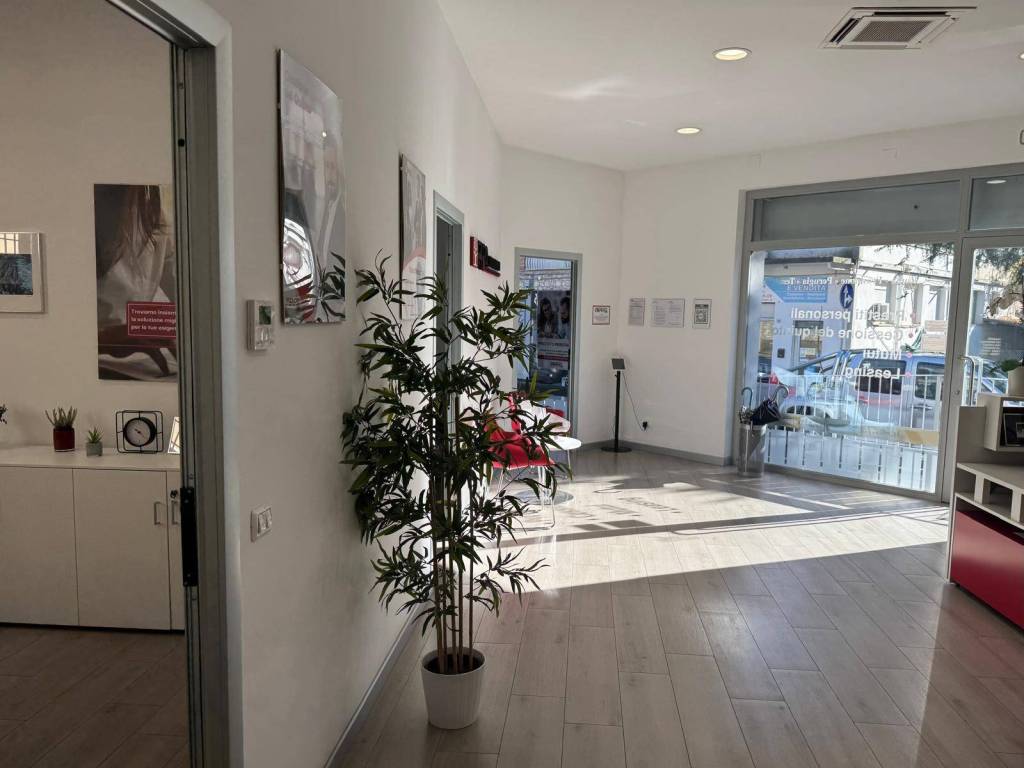 negozio in affitto a Perugia in zona Collestrada