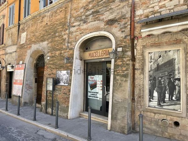 locale commerciale in affitto a Perugia in zona Centro Città