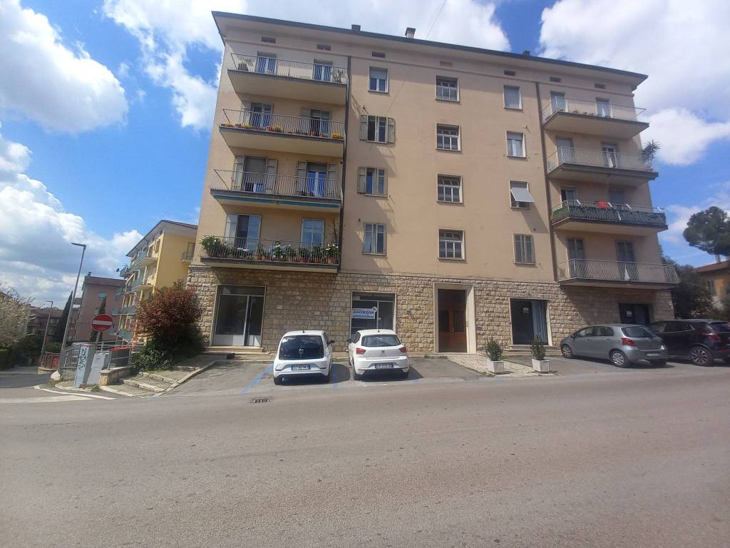 negozio in affitto a Perugia in zona Filosofi