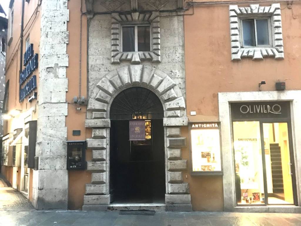 negozio in affitto a Perugia in zona Centro Città