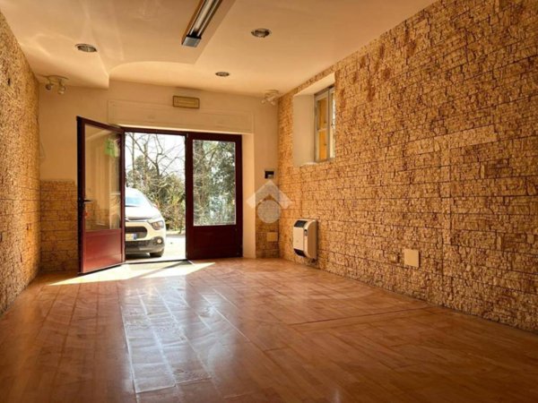 negozio in affitto a Perugia in zona Casaglia