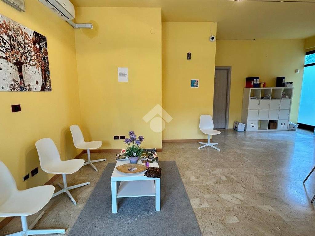 negozio in affitto a Perugia in zona Madonna Alta