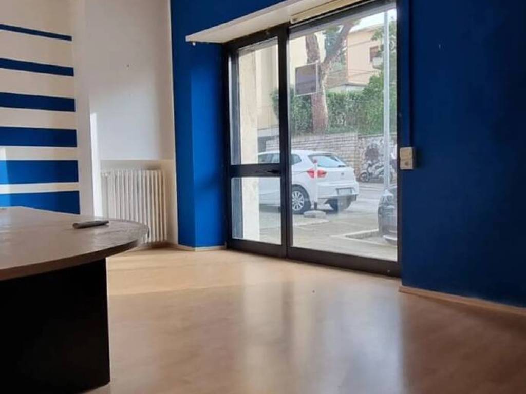 negozio in affitto a Perugia in zona Filosofi