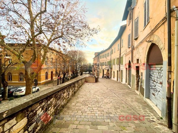 locale commerciale in affitto a Perugia in zona Centro Città