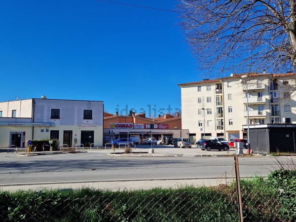 locale commerciale in affitto a Spoleto