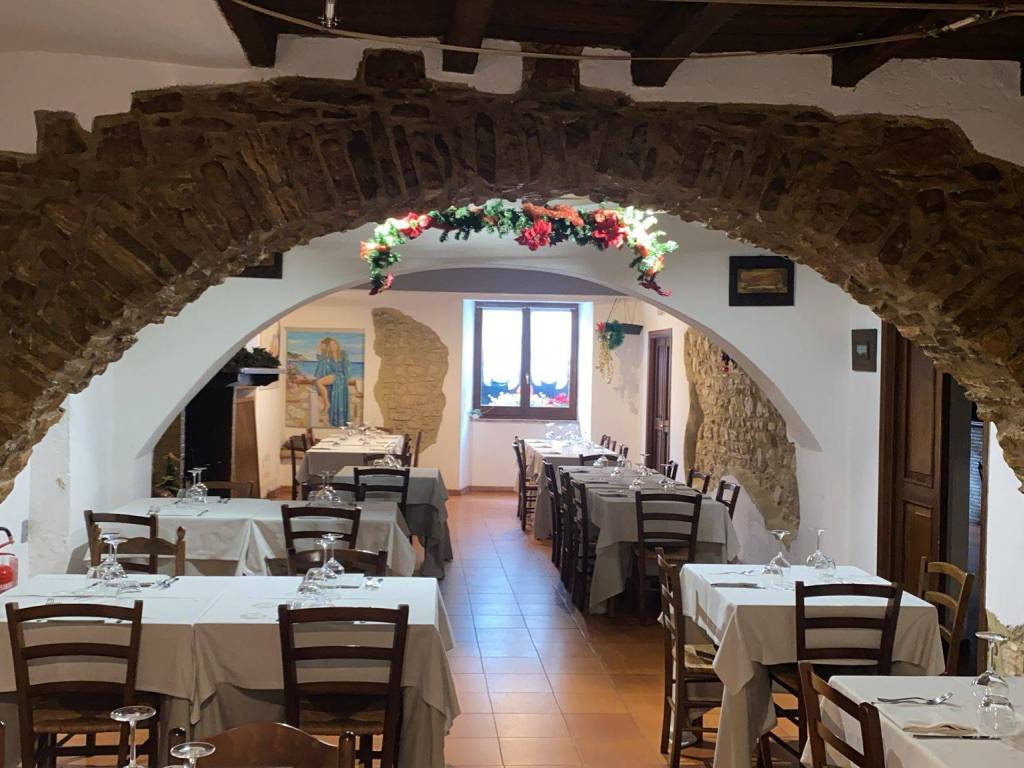 negozio in affitto a Spoleto in zona Strettura