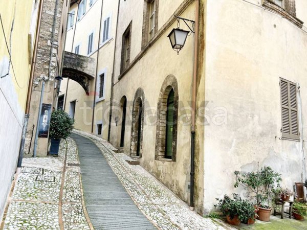 negozio in affitto a Spoleto