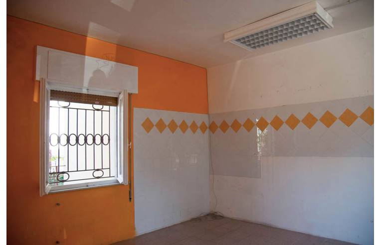 locale commerciale in affitto a Spoleto in zona Santo Chiodo