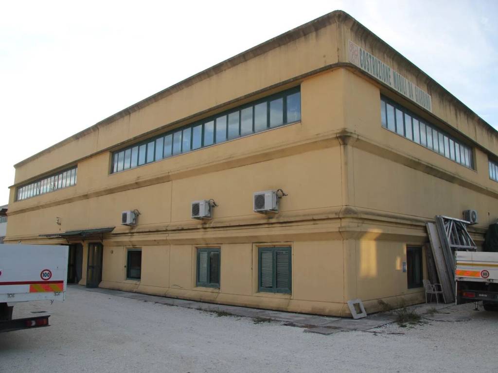 locale commerciale in affitto a Spoleto in zona Santo Chiodo