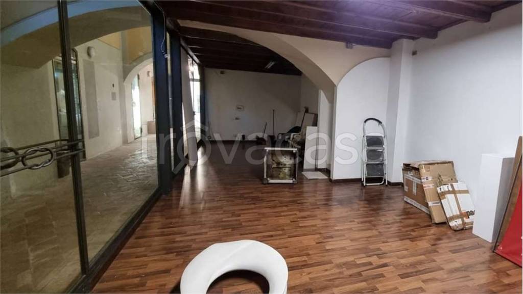 locale commerciale in affitto a Spoleto