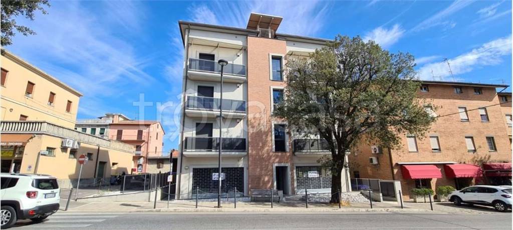 negozio in affitto a Todi