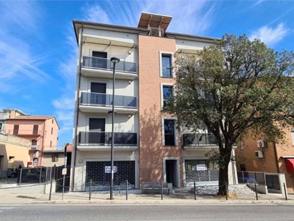 negozio in affitto a Todi